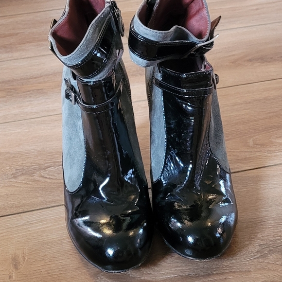 Modern Vintage Heeled Blue Suede Patent Booties - Picture 4 of 6